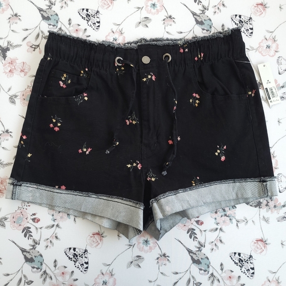 No Boundaries Pants - NWT NOBO Black Floral Elastic Waist Shorts With Pockets,  Rolled Hem